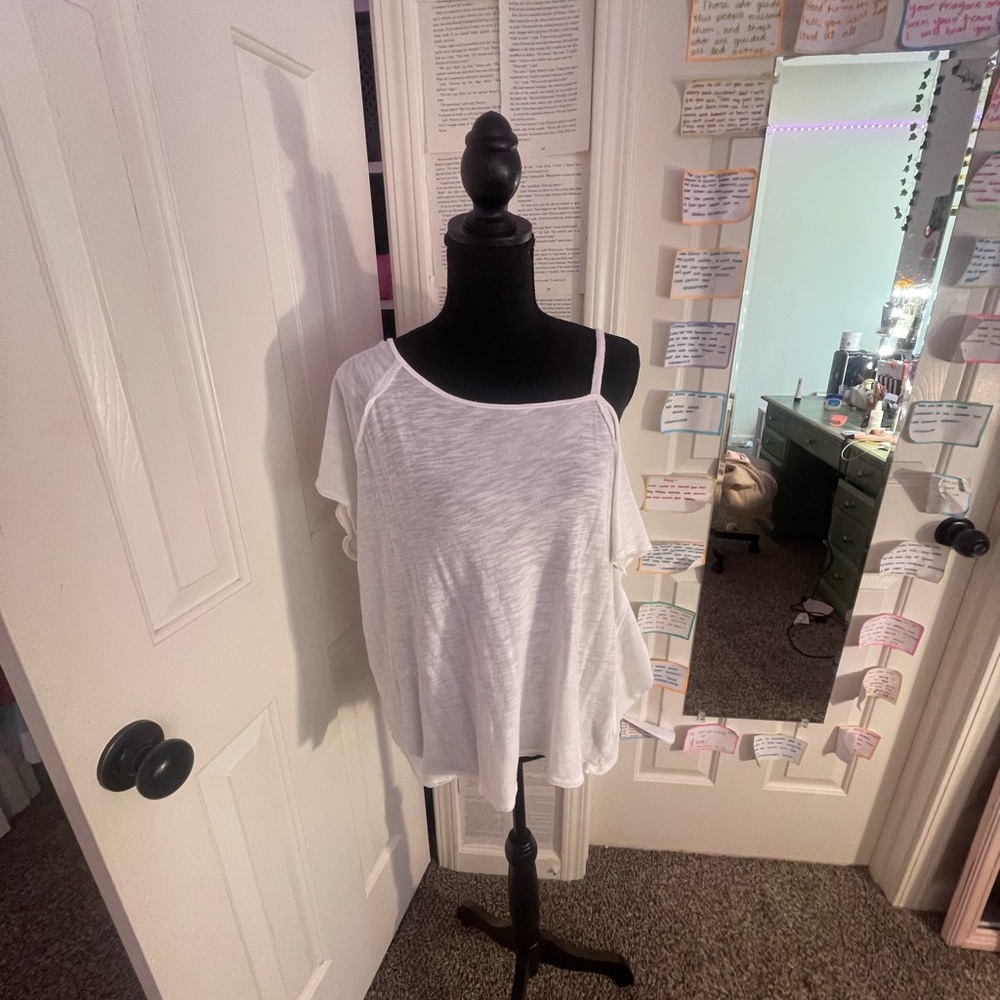 white
flowey
loose fit
short sleeve